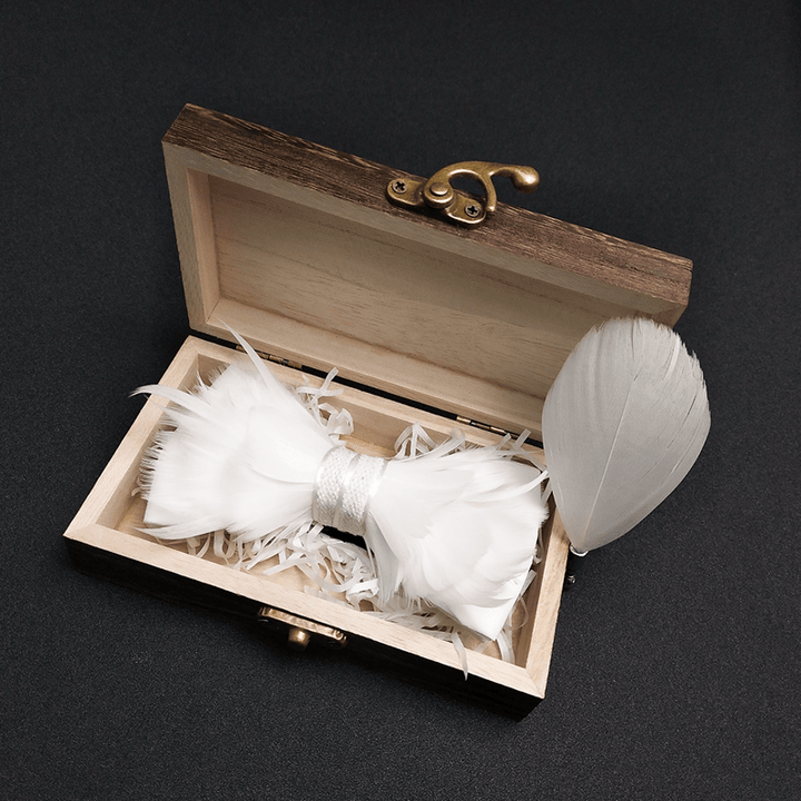 Nœud papillon en plumes de prince blanc pur pour enfant avec épingle à revers