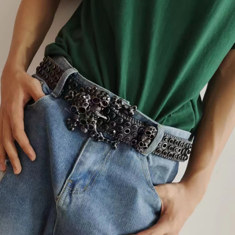 Ceinture en cuir cloutée avec boucle en forme de crâne noir et strass