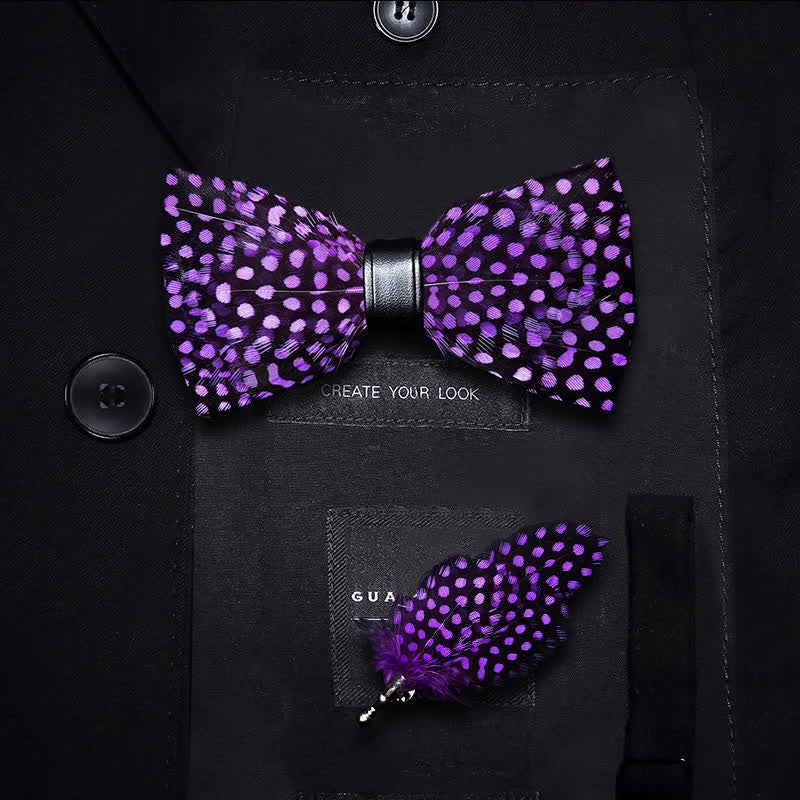 Nœud papillon à pois blancs et plumes violet foncé pour enfant avec épingle à revers