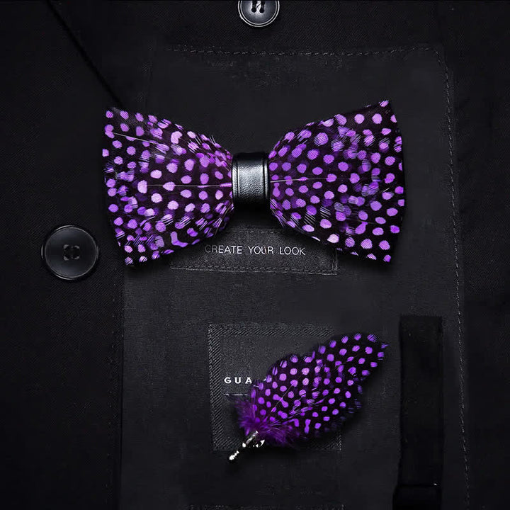 Nœud papillon à pois blancs et plumes violet foncé pour enfant avec épingle à revers
