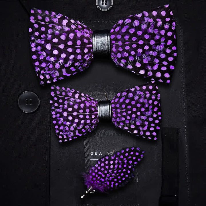 Nœud papillon à pois blancs et plumes violet foncé pour enfant avec épingle à revers