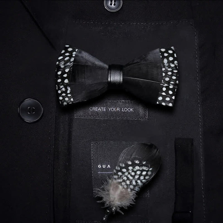 Nœud papillon à pois noirs en plumes pour enfant avec épingle à revers