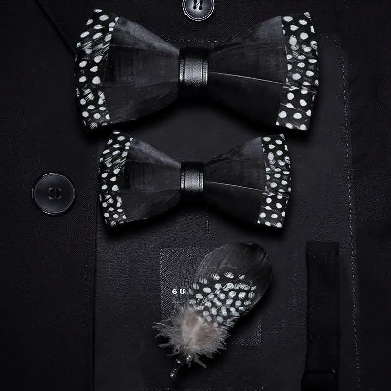 Nœud papillon à pois noirs en plumes pour enfant avec épingle à revers