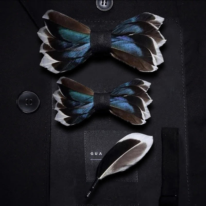 Nœud papillon gracieux en plumes bleu foncé et marron pour enfant avec épingle à revers