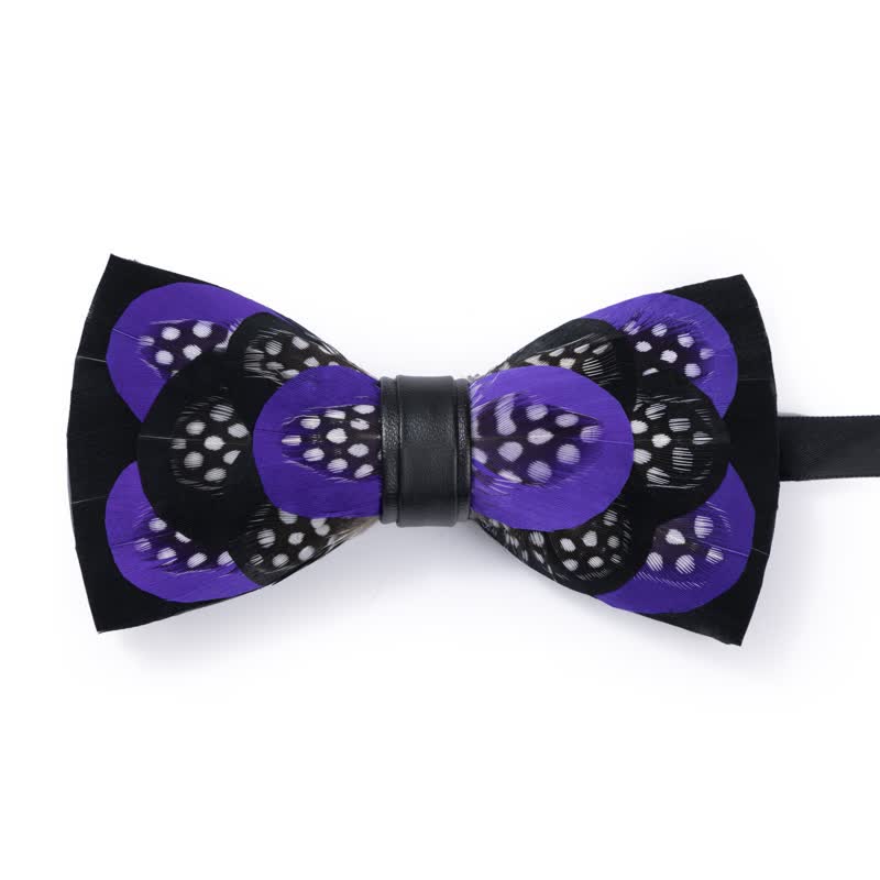 Élégant nœud papillon à plumes violettes avec épingle à revers