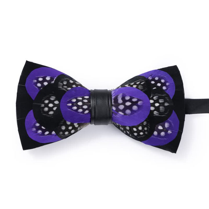 Élégant nœud papillon à plumes violettes avec épingle à revers