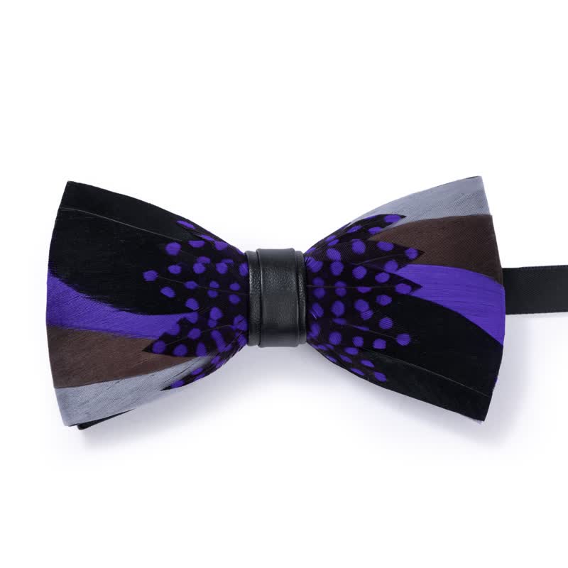 Élégant nœud papillon à plumes violettes avec épingle à revers