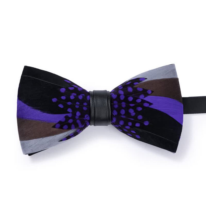 Élégant nœud papillon à plumes violettes avec épingle à revers