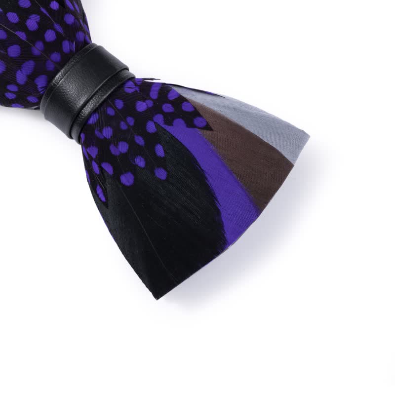 Élégant nœud papillon à plumes violettes avec épingle à revers