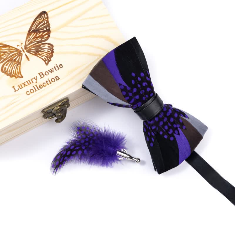Élégant nœud papillon à plumes violettes avec épingle à revers