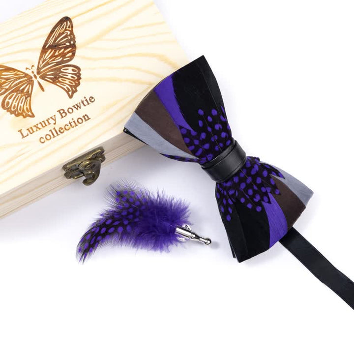 Élégant nœud papillon à plumes violettes avec épingle à revers