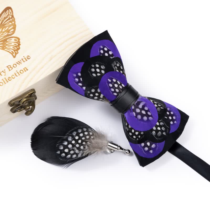 Élégant nœud papillon à plumes violettes avec épingle à revers