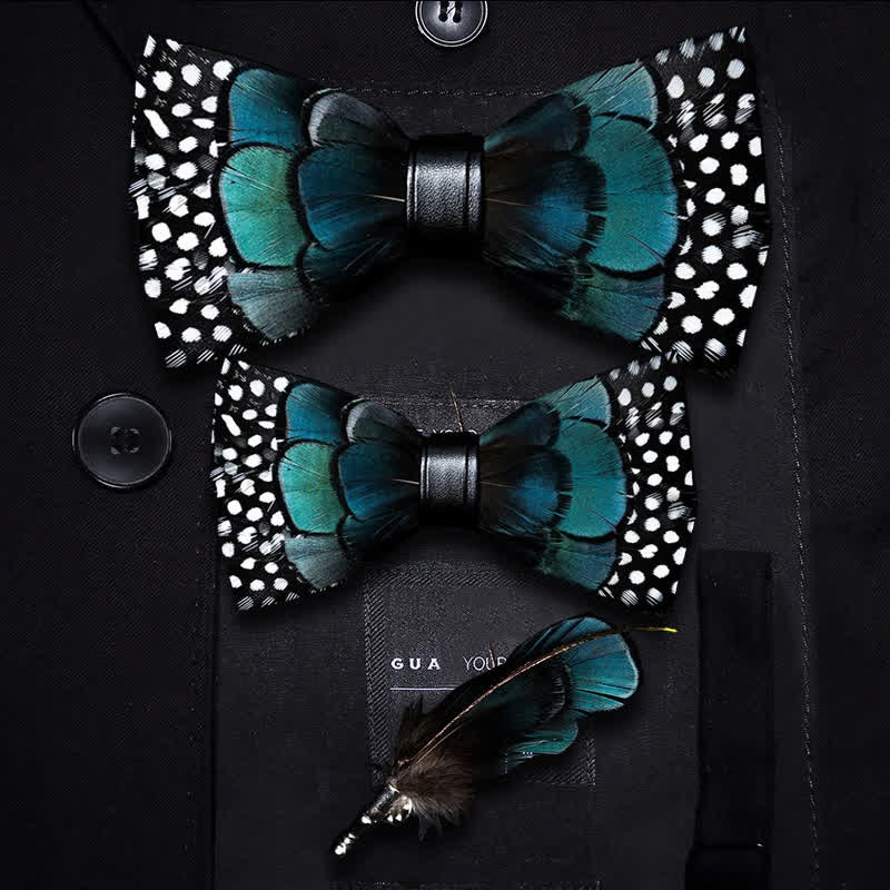 Nœud papillon turquoise et plumes noires avec épingle à revers