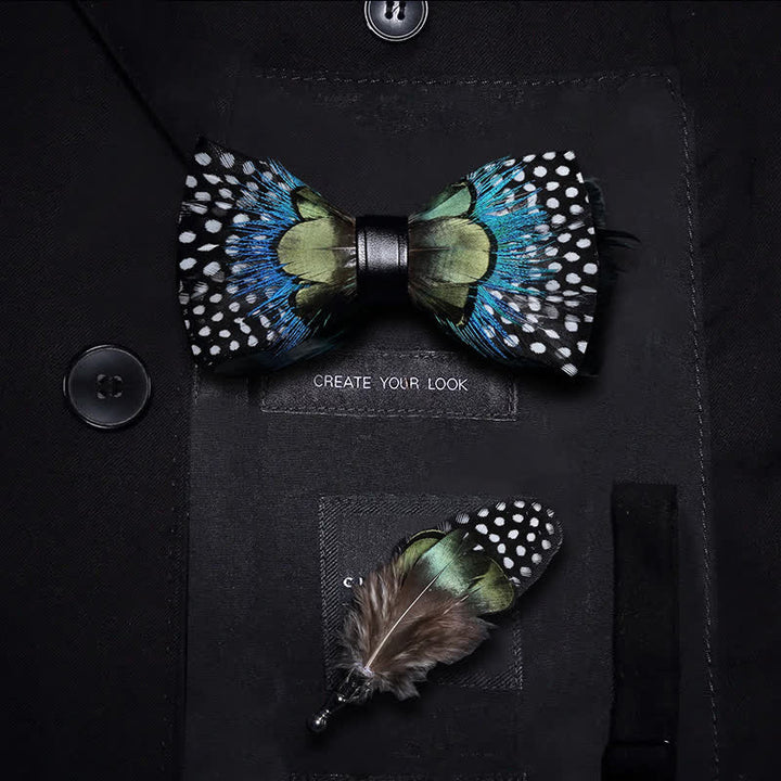 Nœud papillon à pois verts et bleus avec plumes et épingle à revers