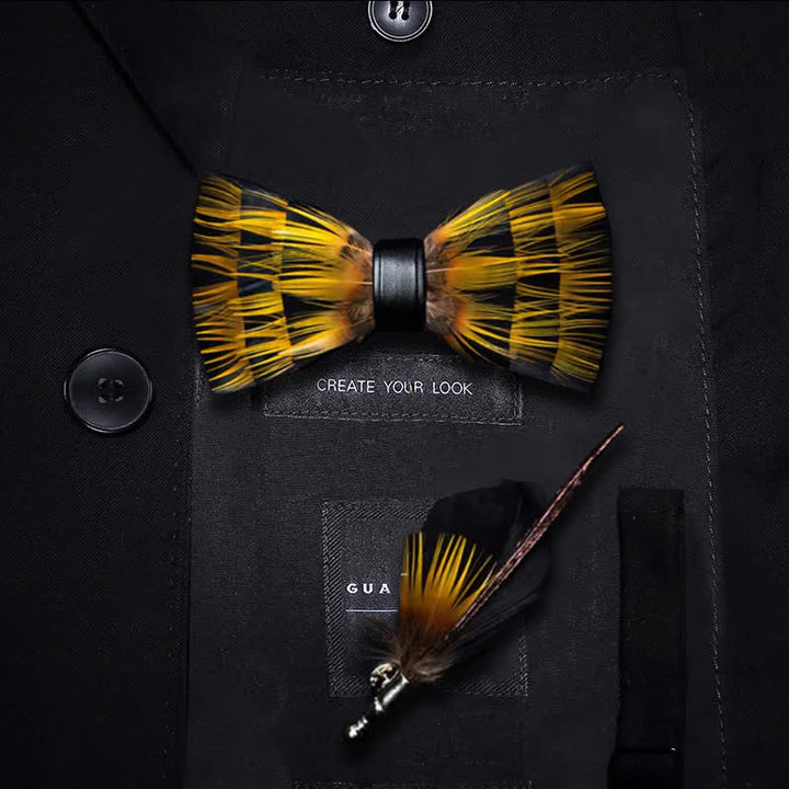 Nœud papillon en plumes de nuit jaune et noir avec épingle à revers