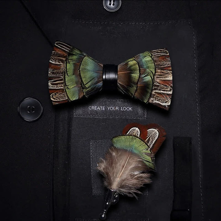 Nœud papillon rétro en plumes marron et vert avec épingle à revers