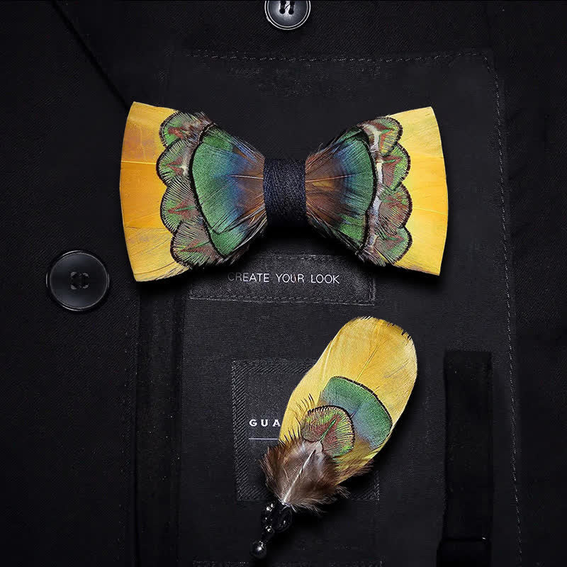 Nœud papillon en plumes de paon jaune vif et vert avec épingle à revers