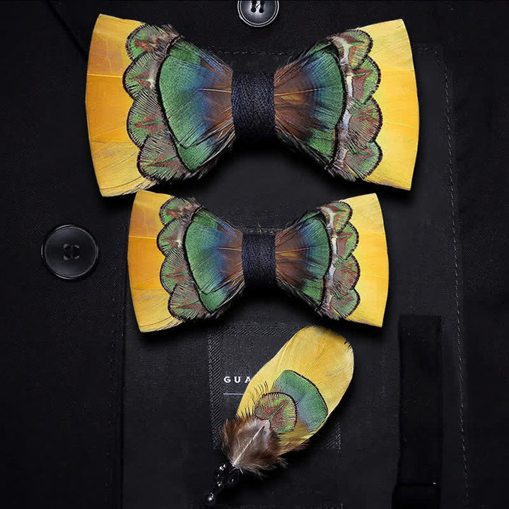 Nœud papillon en plumes de paon jaune vif et vert avec épingle à revers