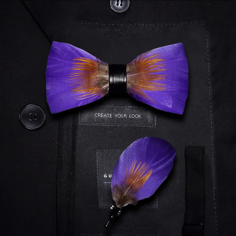 Nœud papillon à plumes orné de violet et d'orange avec épingle à revers