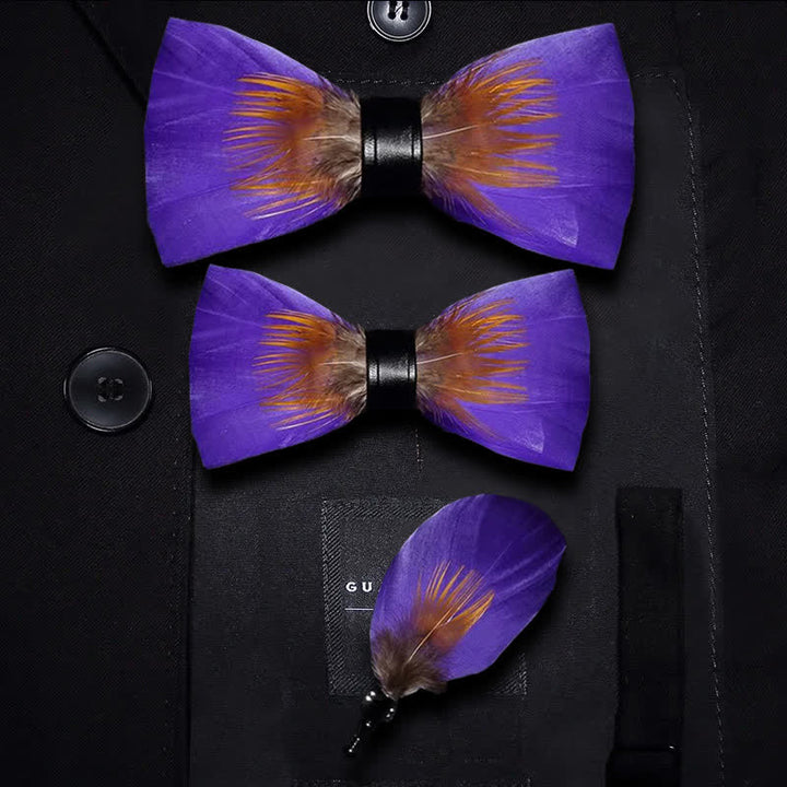 Nœud papillon à plumes orné de violet et d'orange avec épingle à revers
