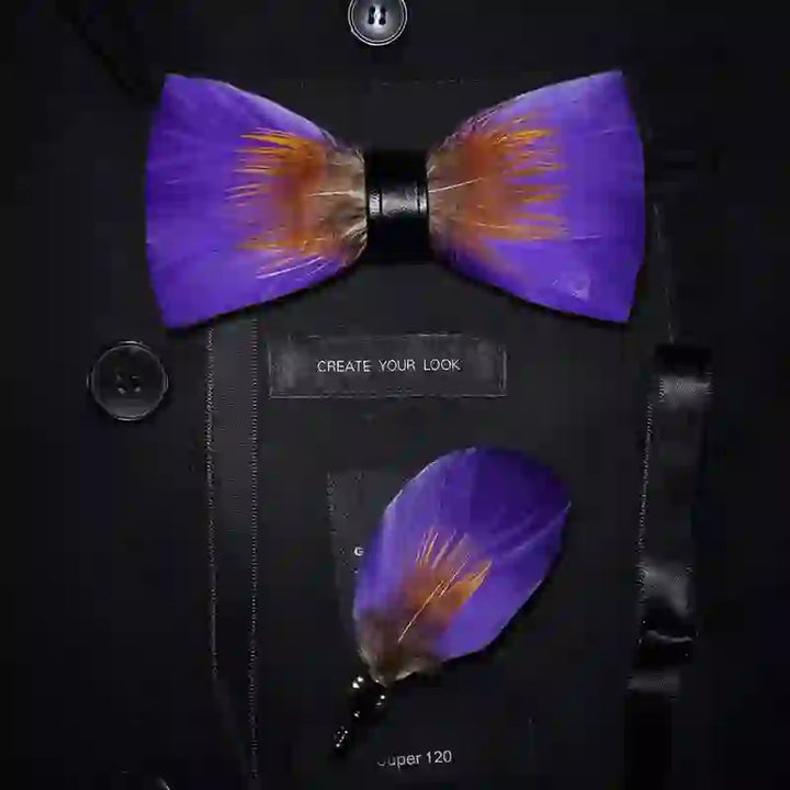 Nœud papillon à plumes orné de violet et d'orange avec épingle à revers