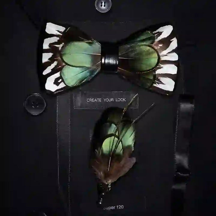 Nœud papillon vert forêt et plumes blanches avec épingle à revers