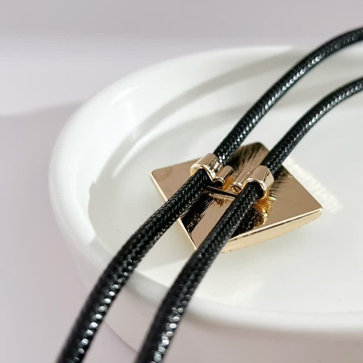 Cravate bolo en forme de diamant à motif de fleurs dorées