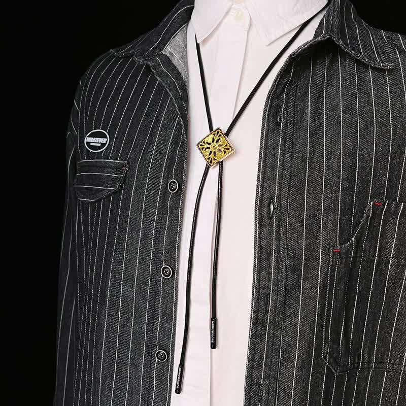 Cravate bolo en forme de diamant à motif de fleurs dorées