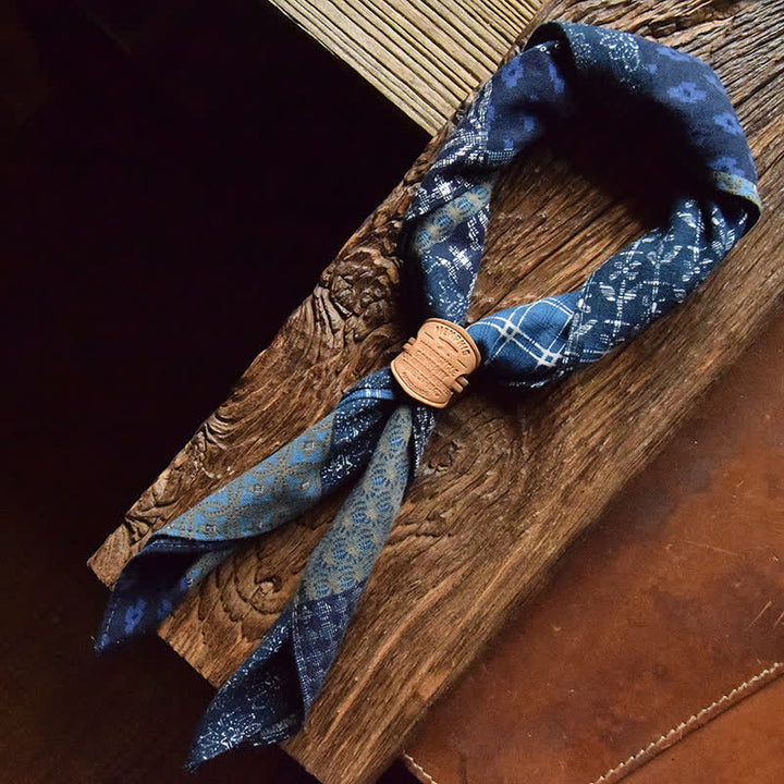 Foulard carré patchwork bleu avec boucle en cuir