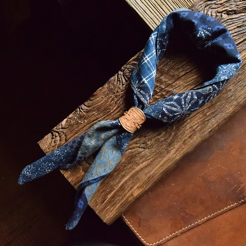 Foulard carré patchwork bleu avec boucle en cuir