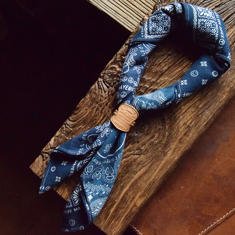 Foulard carré patchwork bleu avec boucle en cuir