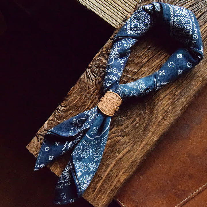 Foulard carré patchwork bleu avec boucle en cuir