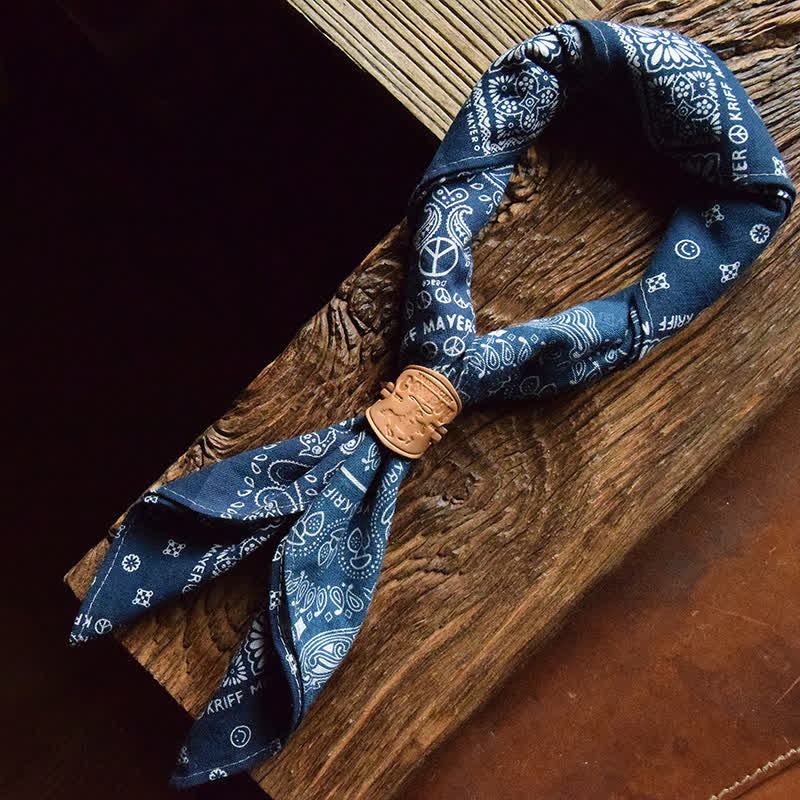 Foulard carré patchwork bleu avec boucle en cuir