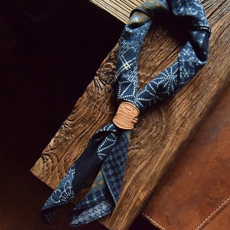 Foulard carré patchwork bleu avec boucle en cuir
