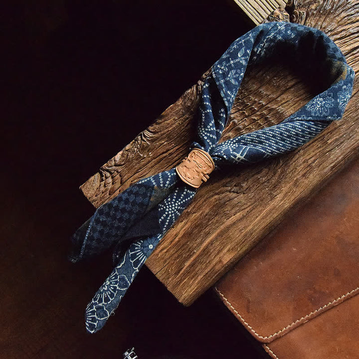 Foulard carré patchwork bleu avec boucle en cuir