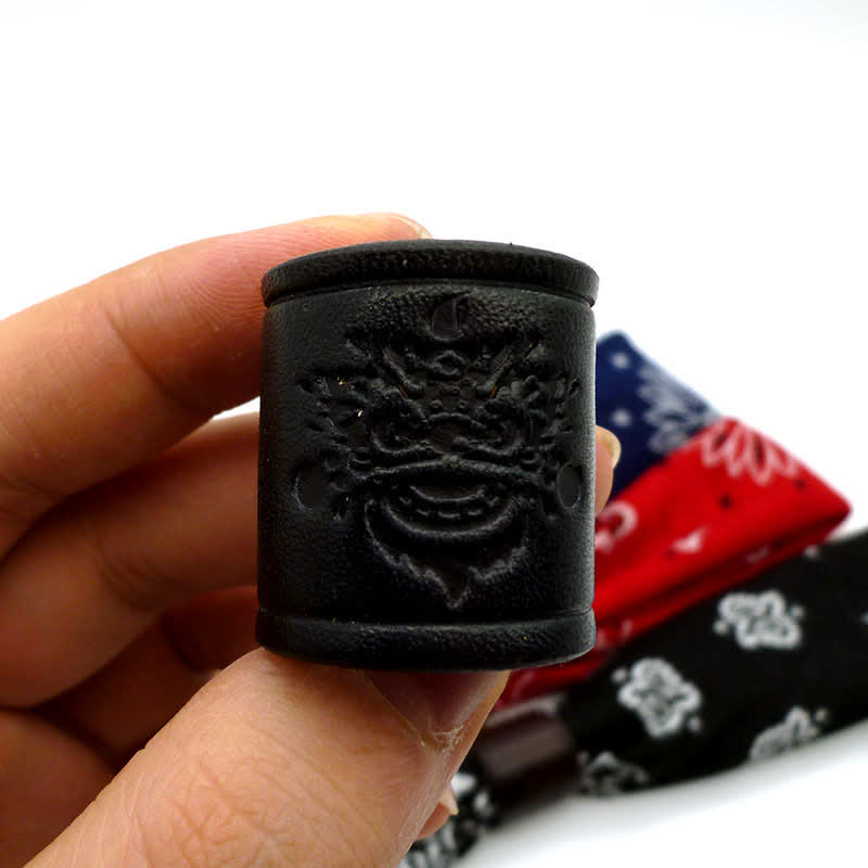 Foulard carré noir à motif cachemire avec boucle en cuir motif lion