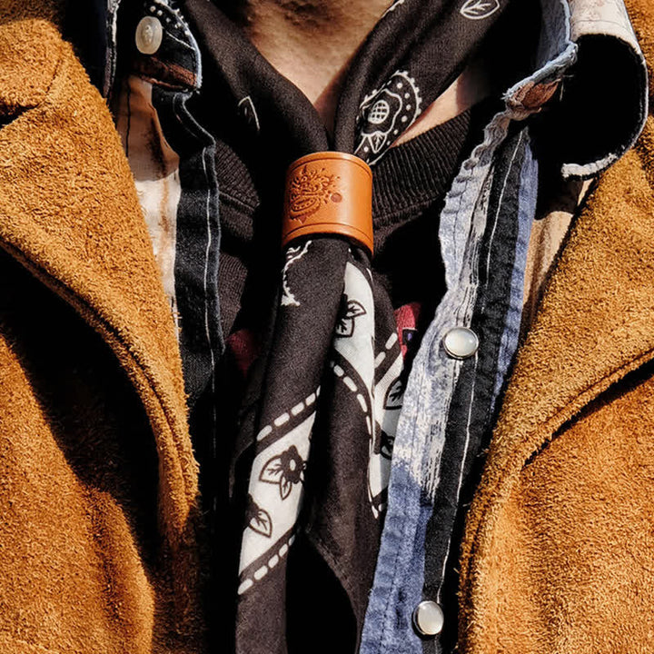 Foulard carré noir à motif cachemire avec boucle en cuir motif lion