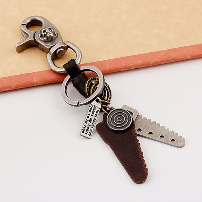 Porte-clés en cuir avec crâne sculpté à la scie créative