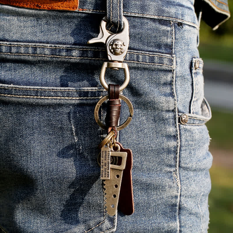 Porte-clés en cuir avec crâne sculpté à la scie créative