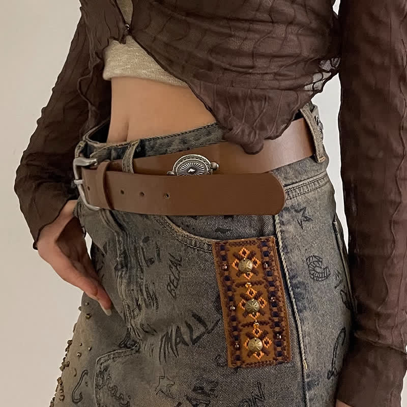 Ceinture en cuir avec décoration en métal et rivets conchos pour femme