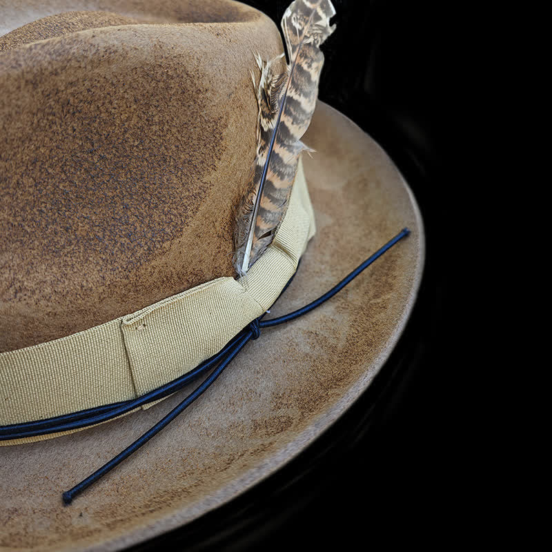 Chapeau de cowboy en feutre avec plumes de chameau vieillies