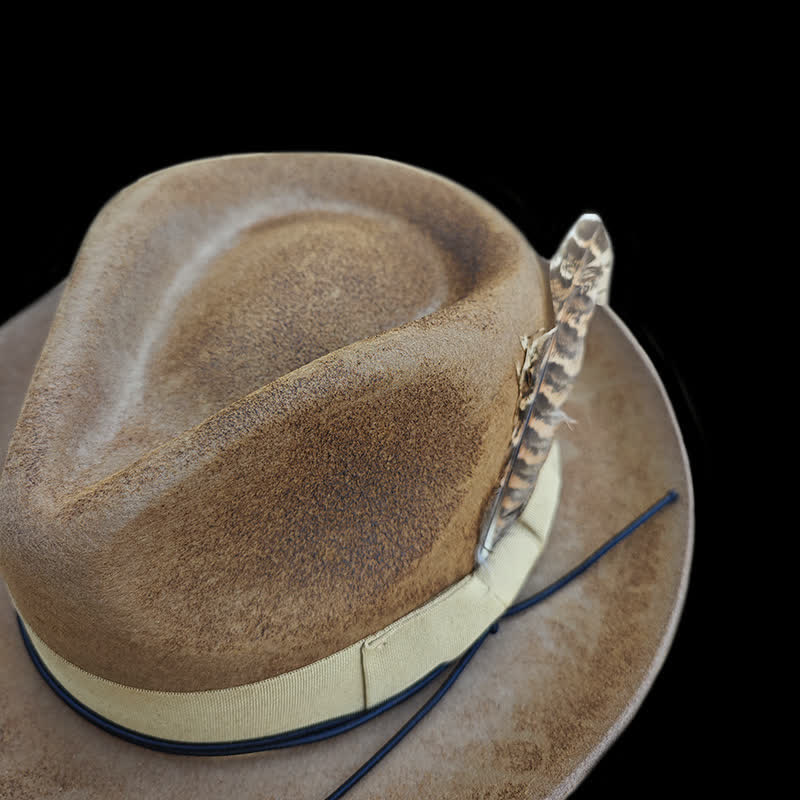 Chapeau de cowboy en feutre avec plumes de chameau vieillies