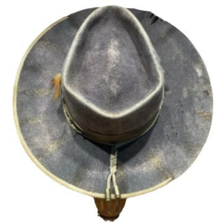 Chapeau de cowboy en plumes gris foncé à l'ancienne