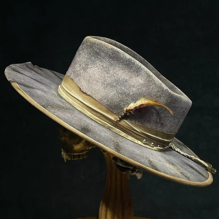 Chapeau de cowboy en plumes gris foncé à l'ancienne