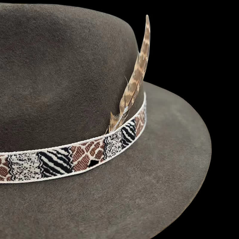 Bandeau à motif exotique vert foncé avec chapeau de cowboy en plumes