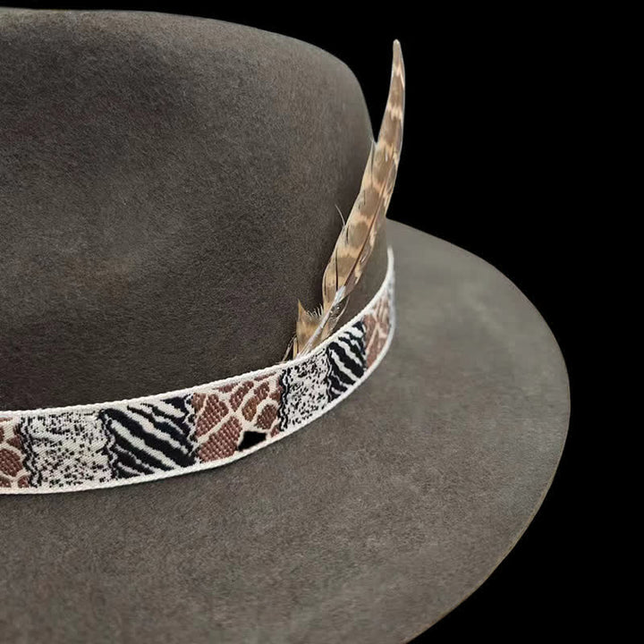 Bandeau à motif exotique vert foncé avec chapeau de cowboy en plumes