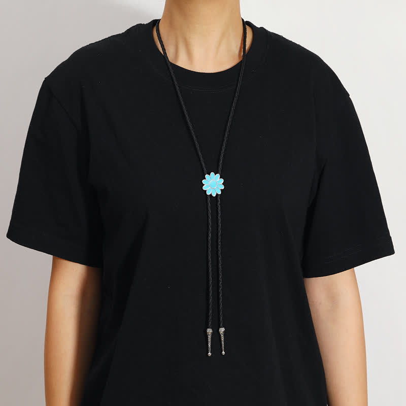 Cravate bolo triangulaire à fleurs ovales émaillées bleues