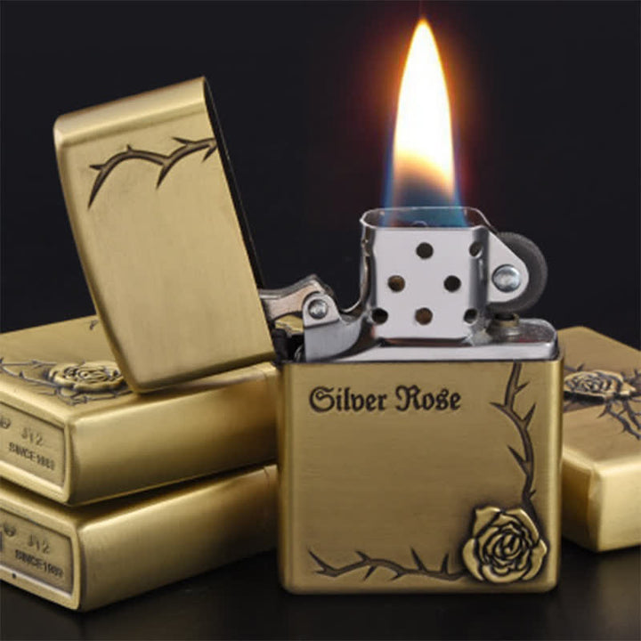 Briquet à kérosène rechargeable avec roses en relief en bronze
