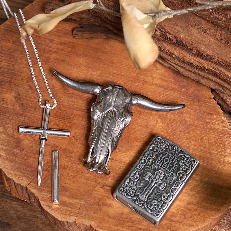 Ensemble de colliers et pendentifs en forme de croix avec briquet de la Sainte Bible et taureau à longues cornes