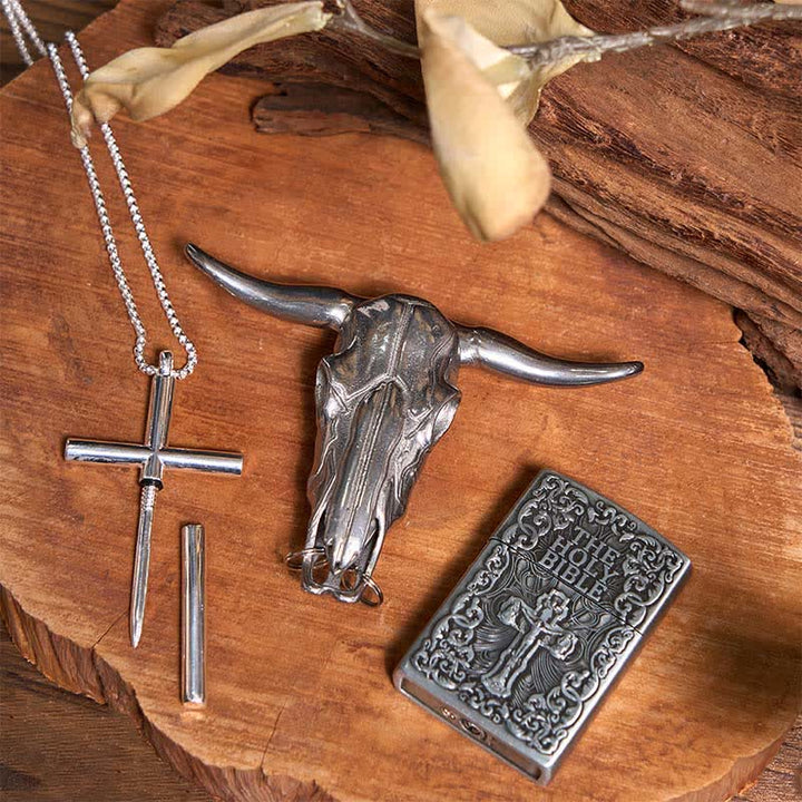 Ensemble de colliers et pendentifs en forme de croix avec briquet de la Sainte Bible et taureau à longues cornes